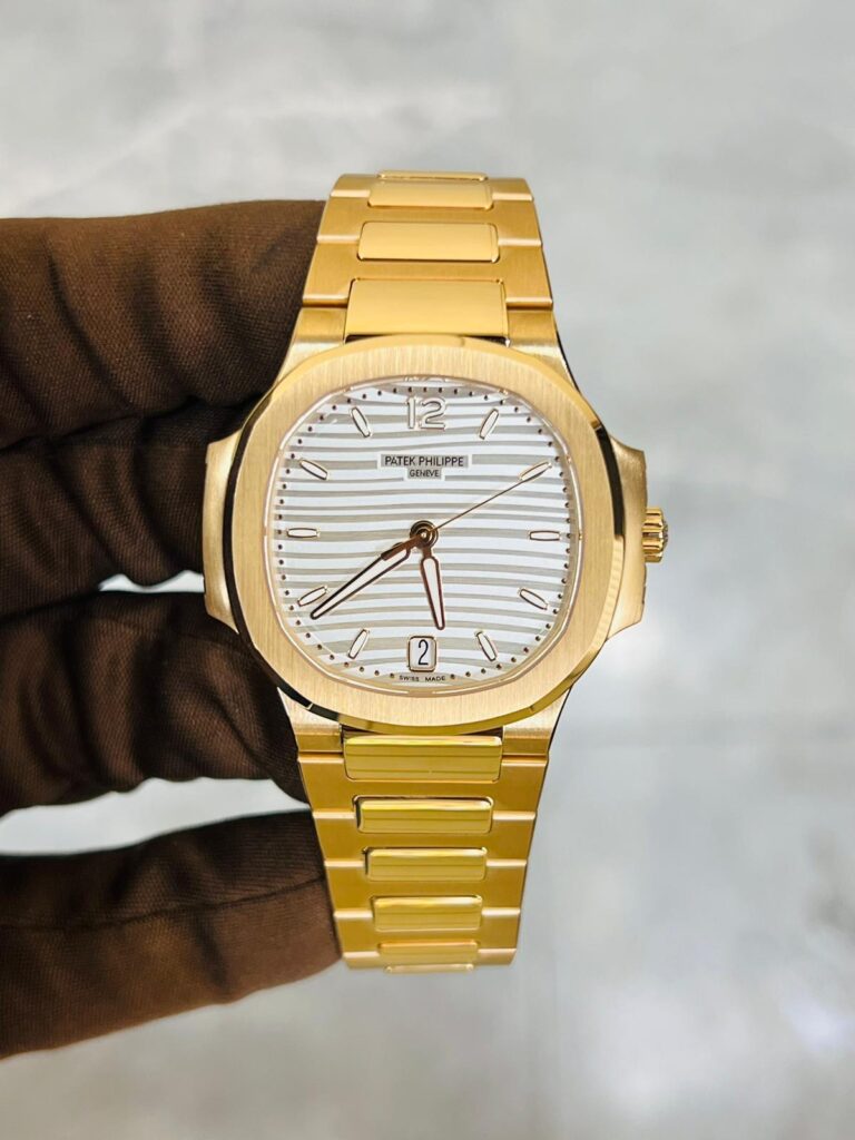 Patek Philippe Nautilus 7118/1R-001 ‘Ladies’ Automatic Rose Gold Silvery Opaline Dial
