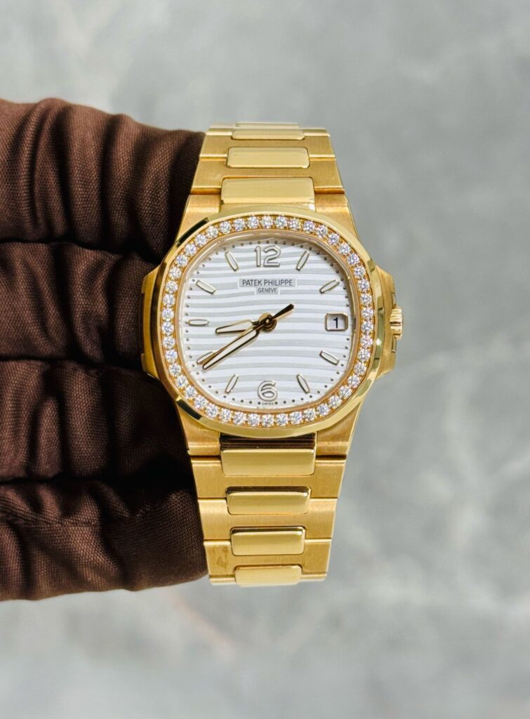 Patek Philippe Nautilus 7010/1R-011 ‘Ladies’ Rose Gold Silver Dial Diamond Bezel Quartz