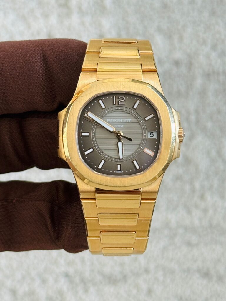 Patek Philippe Nautilus 7011/1R-001 ‘Ladies’ Rose Gold Silver Dial
