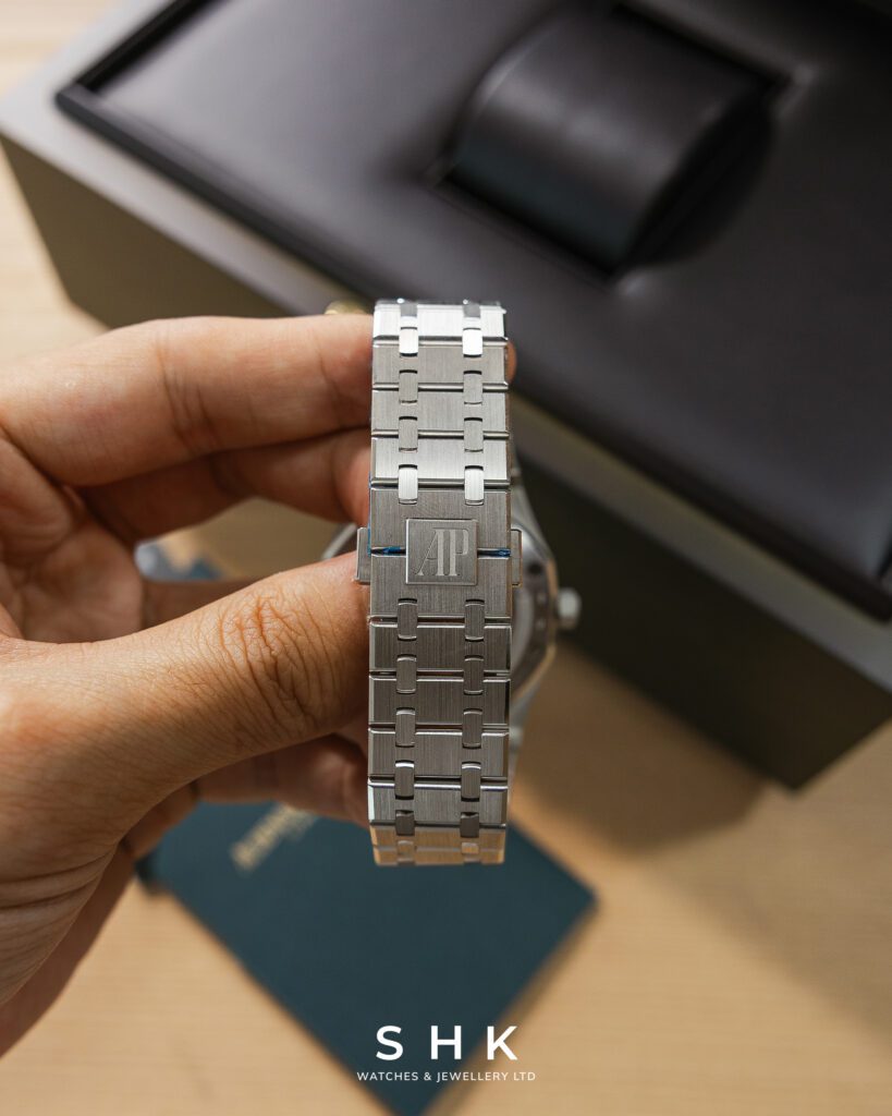 26611PT.OO.1220PT.01 Indonesia Edition buckle and straps